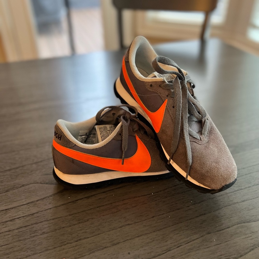 Rare Nike Roche sneakers size 7.